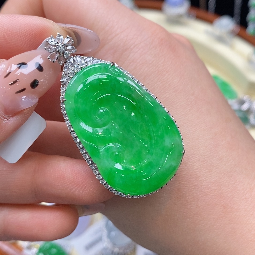 翡翠吊坠(不含链)18K金镶嵌如意