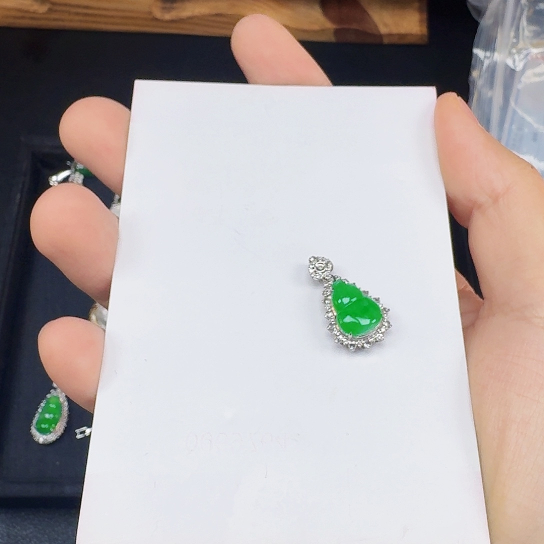 ****虹翡翠18K金镶嵌颈饰一件