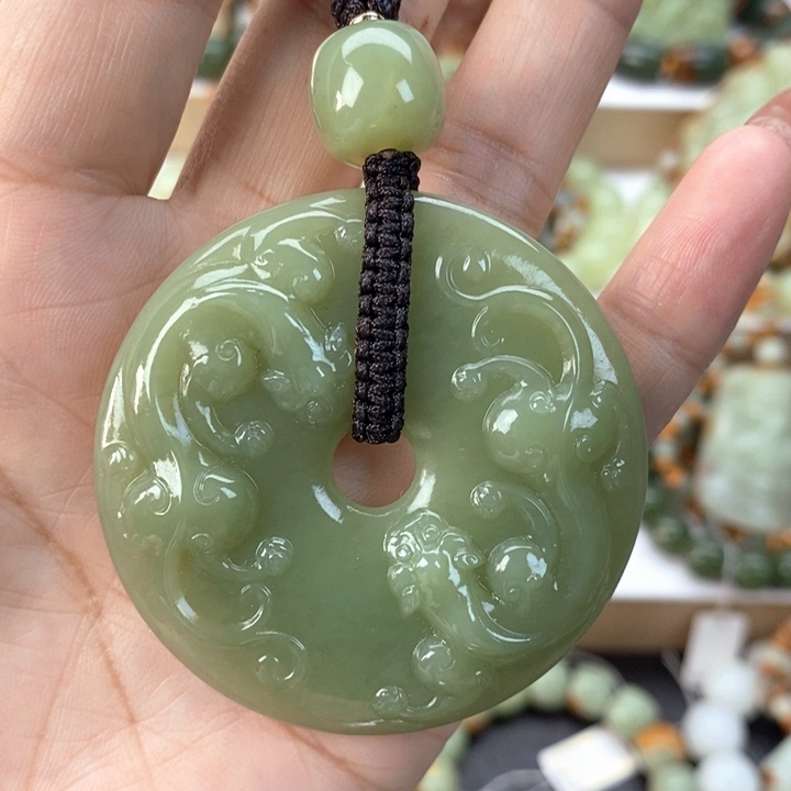 【闪购商品】透闪石质玉颈饰未镶嵌孤*