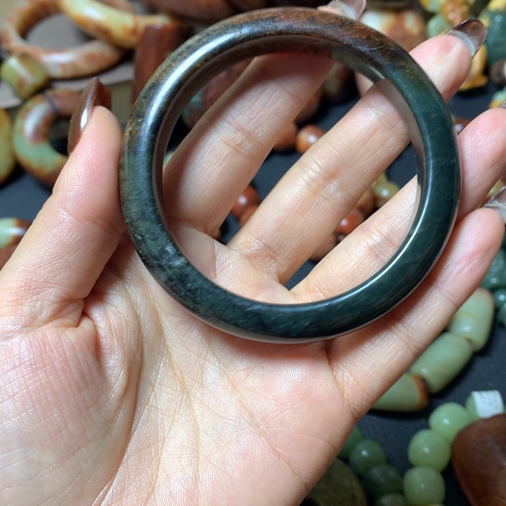 岫岩河磨玉（透闪石质玉）未镶嵌手镯河磨玉火燎皮手镯有开片纹