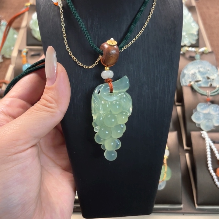 蛇纹石玉颈饰未镶嵌