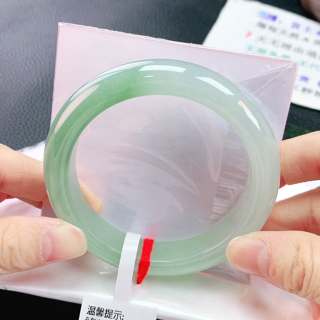 未镶嵌手镯翡翠58冰透绿