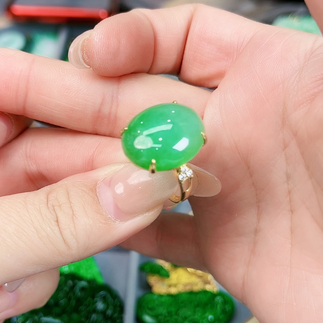 翡翠颈饰18K金镶嵌戒指