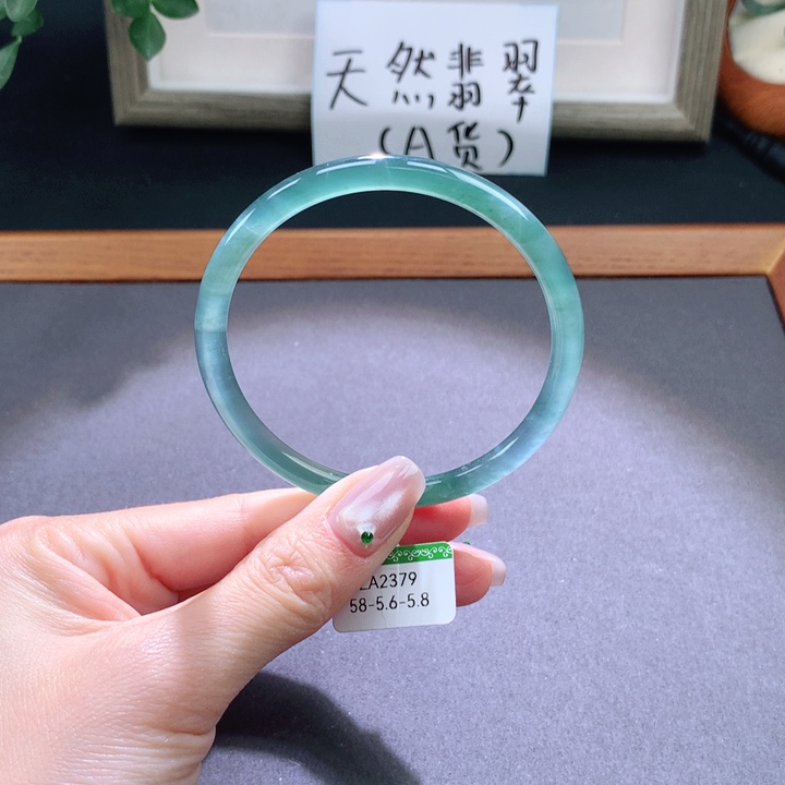 翡翠手镯未镶嵌天然翡翠手镯