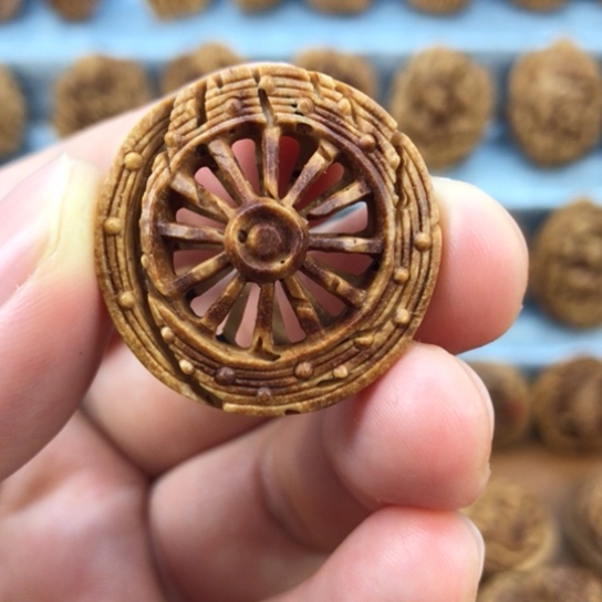 桃核吊坠桃核雕刻材质