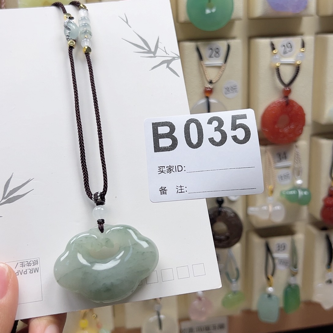 石英质玉颈饰合金小**?