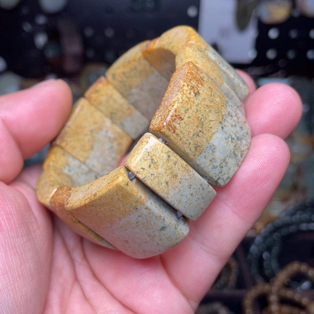 岫岩河磨玉（透闪石质玉）未镶嵌颈饰170斤内带