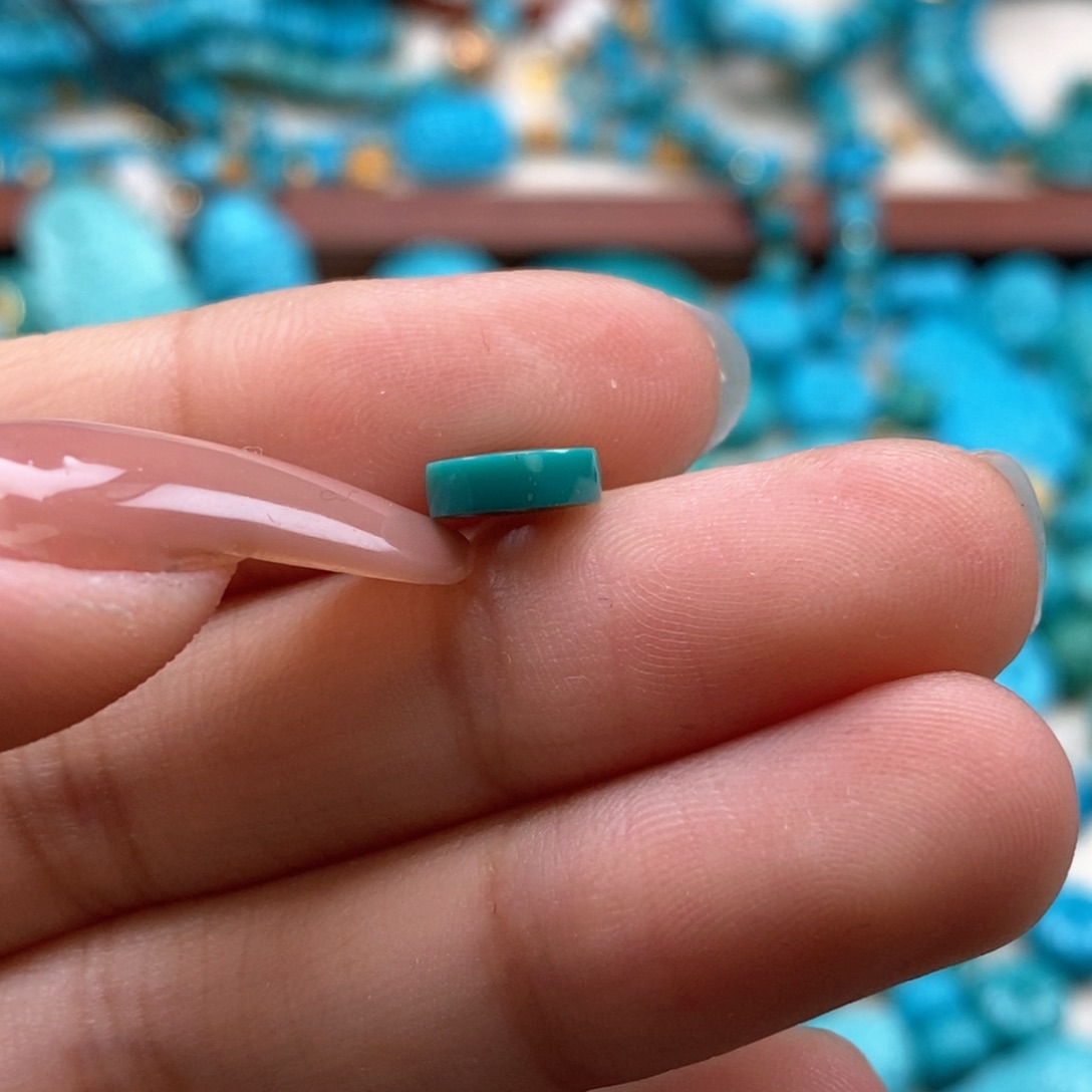 绿松石颈饰未镶嵌王****?