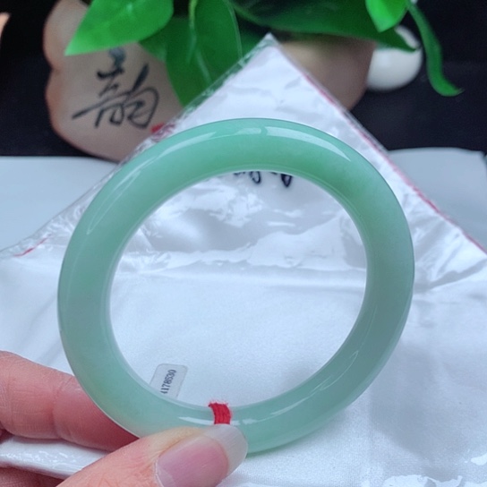 翡翠手镯未镶嵌       圆条54.7 甜绿