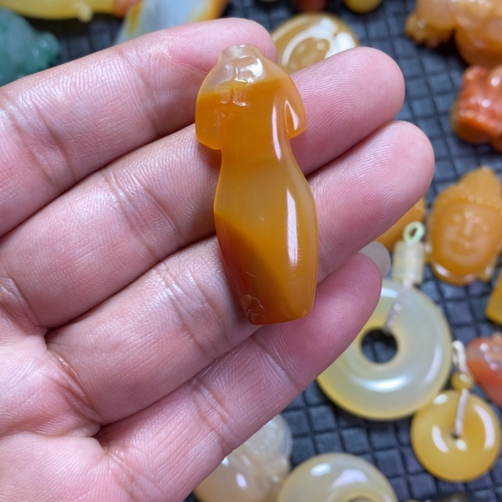 石英质玉（黄龙玉）未镶嵌颈饰