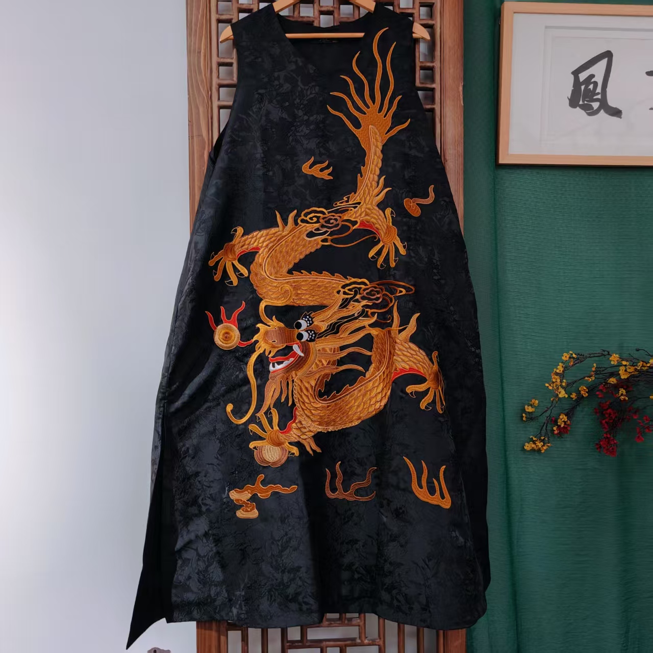 凤徕兮私人定制黑色提花底金龙刺绣V领背心连衣裙（LS561-1）