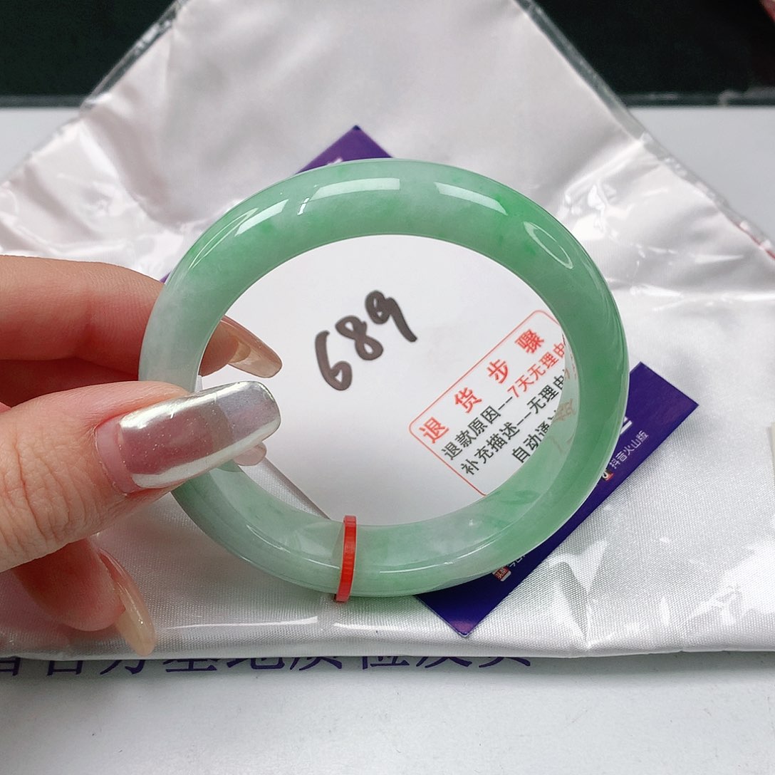 翡翠手镯未镶嵌翡翠手镯