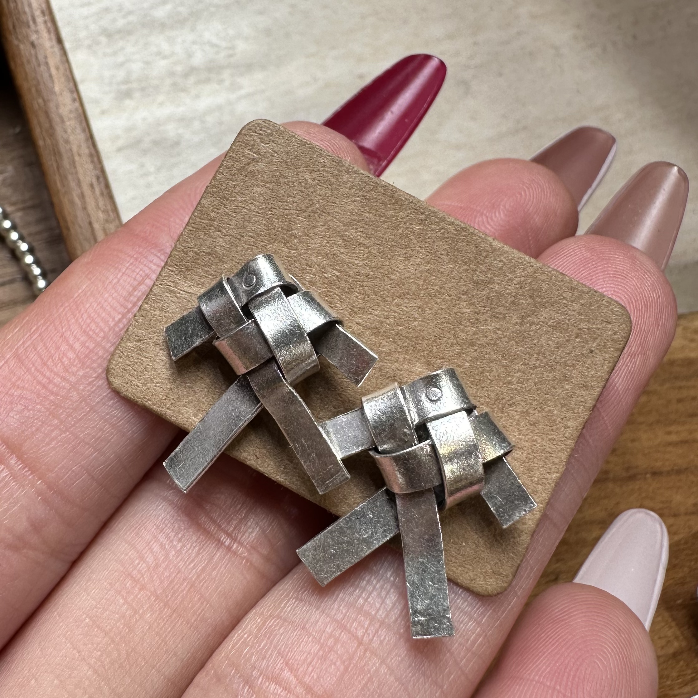 925银银制品 百搭设计师款精致做旧气质时尚小众简约折纸小鱼耳钉