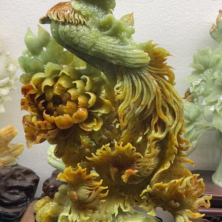 石材缝隙牡丹花，花开富贵
