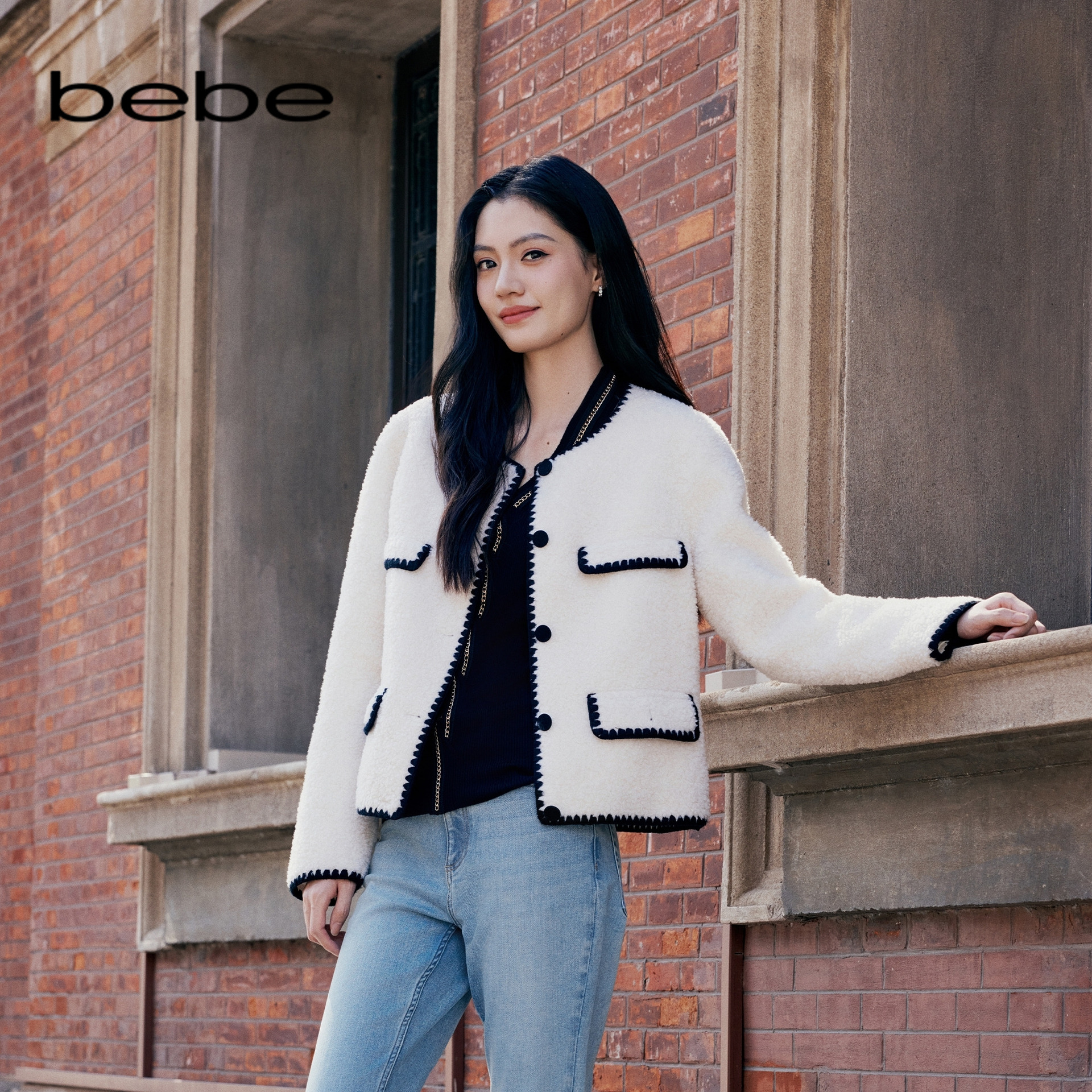 bebe2025秋季新款女士圆领小香风含绵羊毛薄款羽绒服外套303302