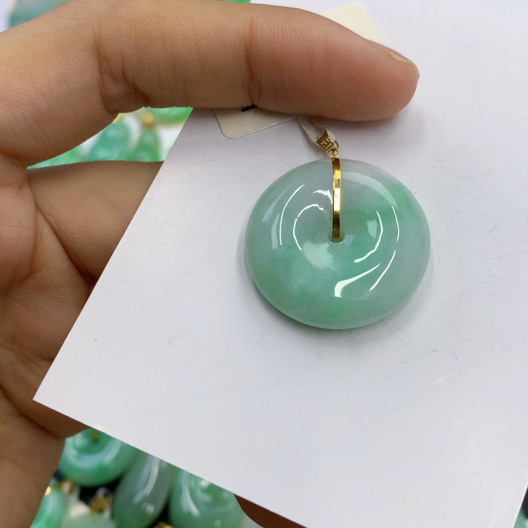 翡翠18K金镶嵌颈饰翡翠