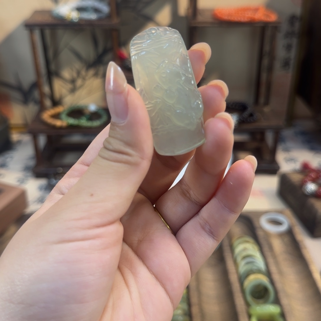 蛇纹石玉颈饰合金