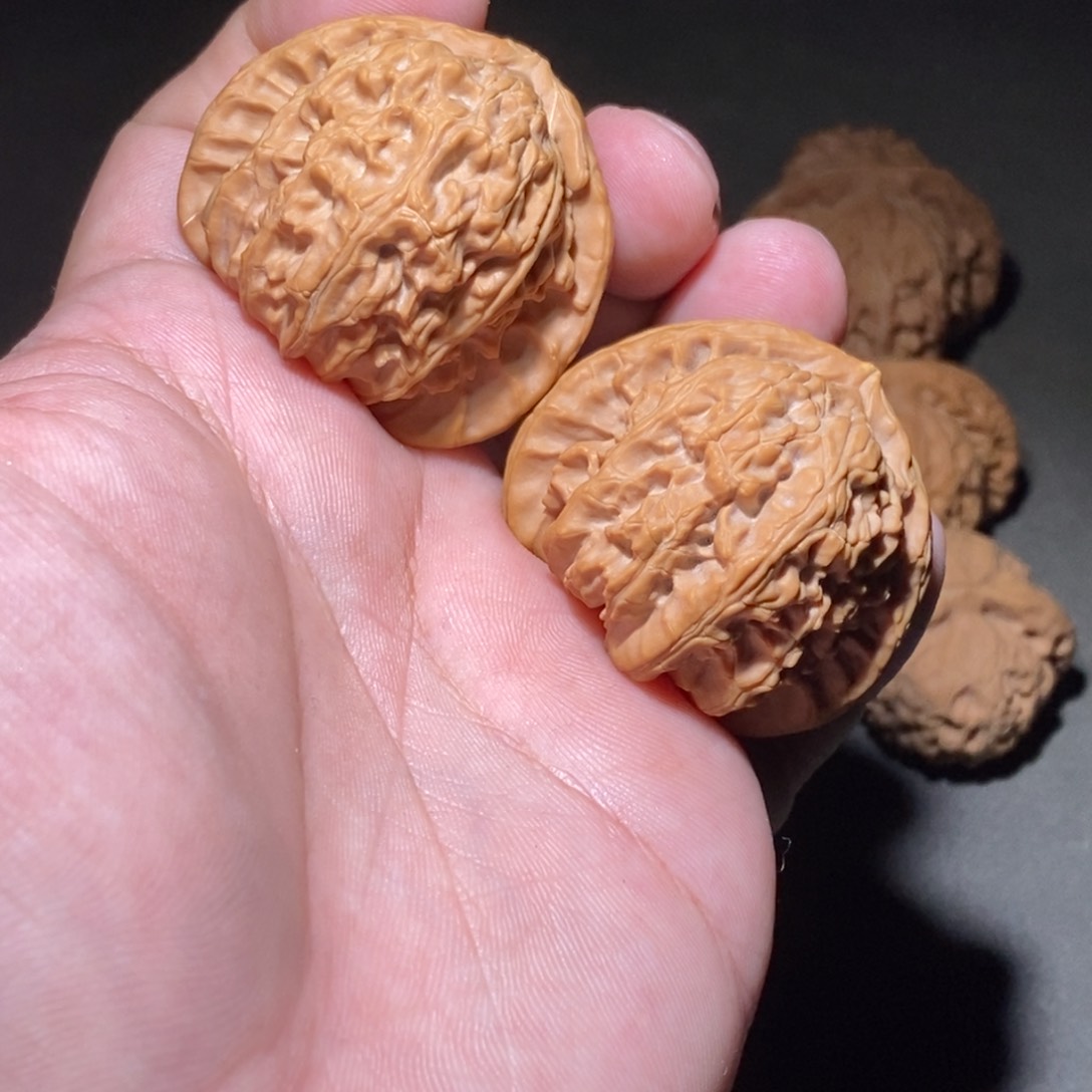 文玩核桃吊坠白狮子