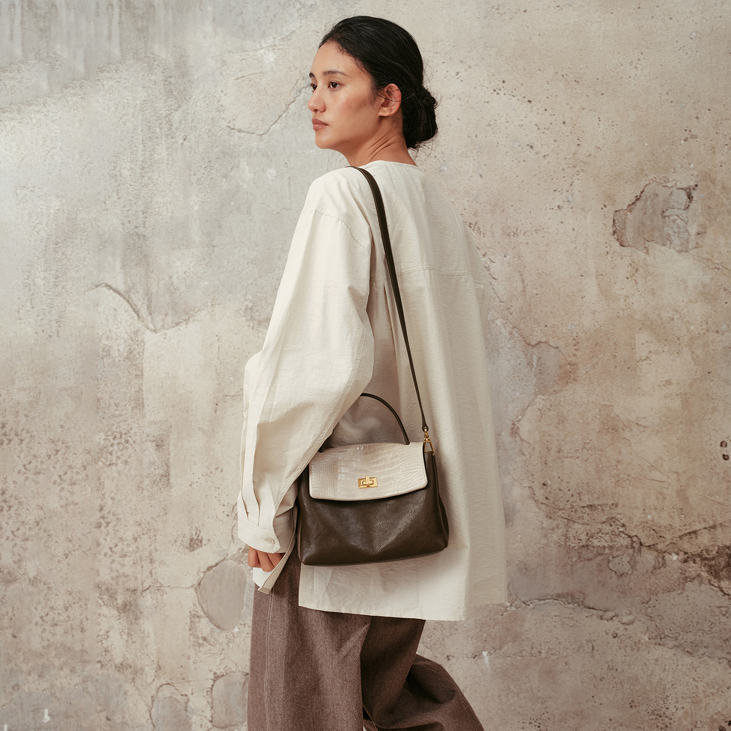 【王真儿同款】AVALEA葳里 头层植鞣牛皮拼色邮差包女包 中号升级版