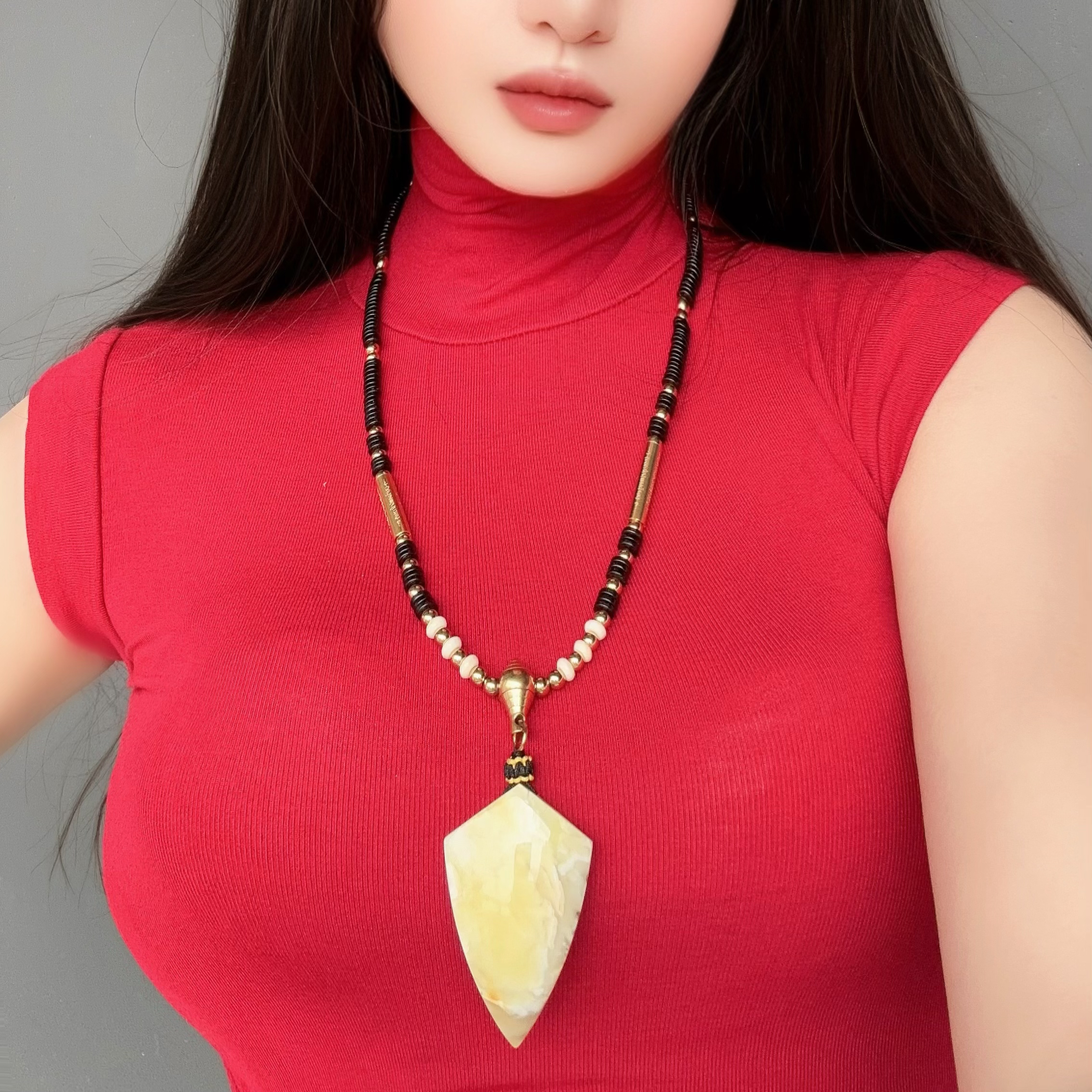 蜜蜡金瓷白盾牌吊坠