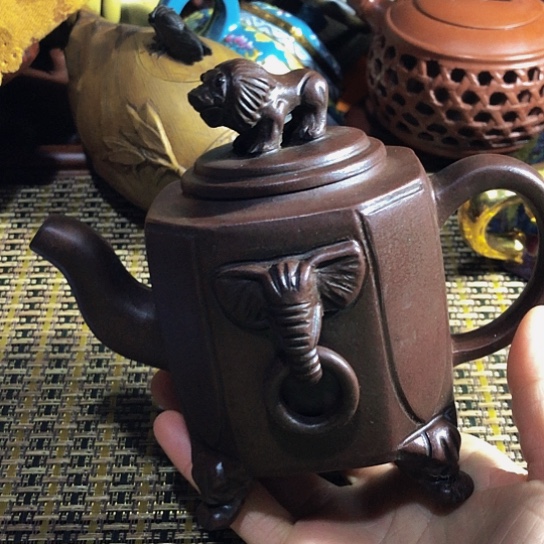 紫砂茶壶原矿泥料手工制作的紫砂壶。