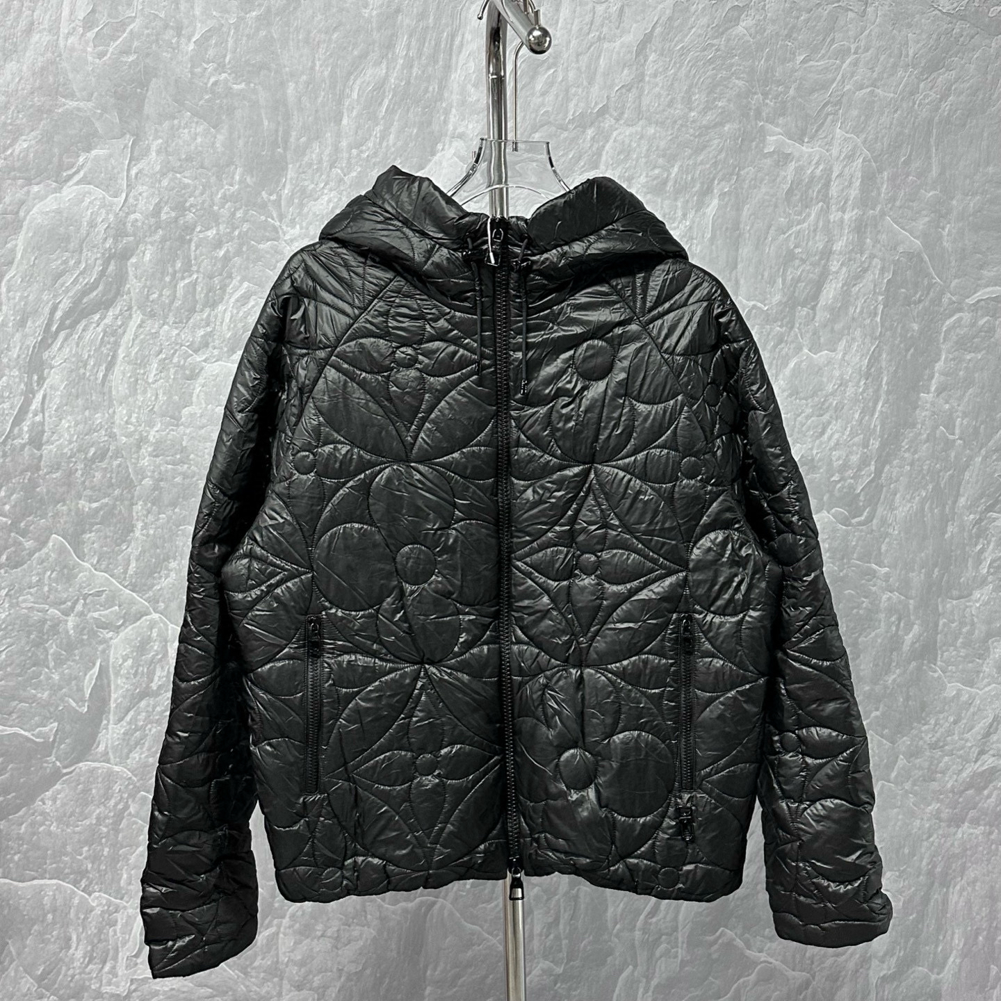 未使用 LouisVuitton/路易威登 三花满印绗缝连帽外套 48码D17392