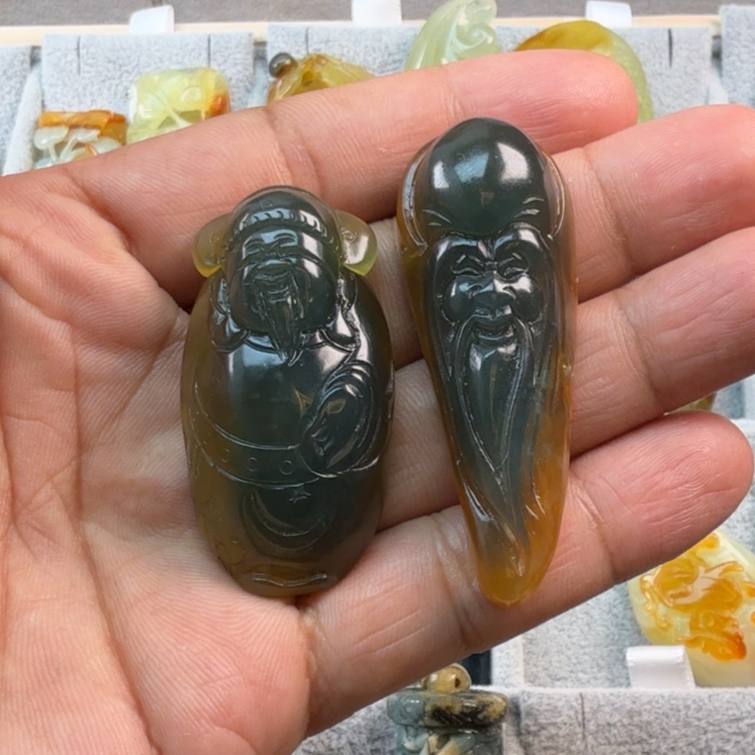 最***人蛇纹石玉未镶嵌颈饰