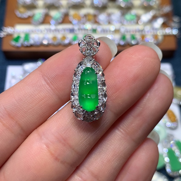 翡翠颈饰18K金镶嵌冰绿福豆