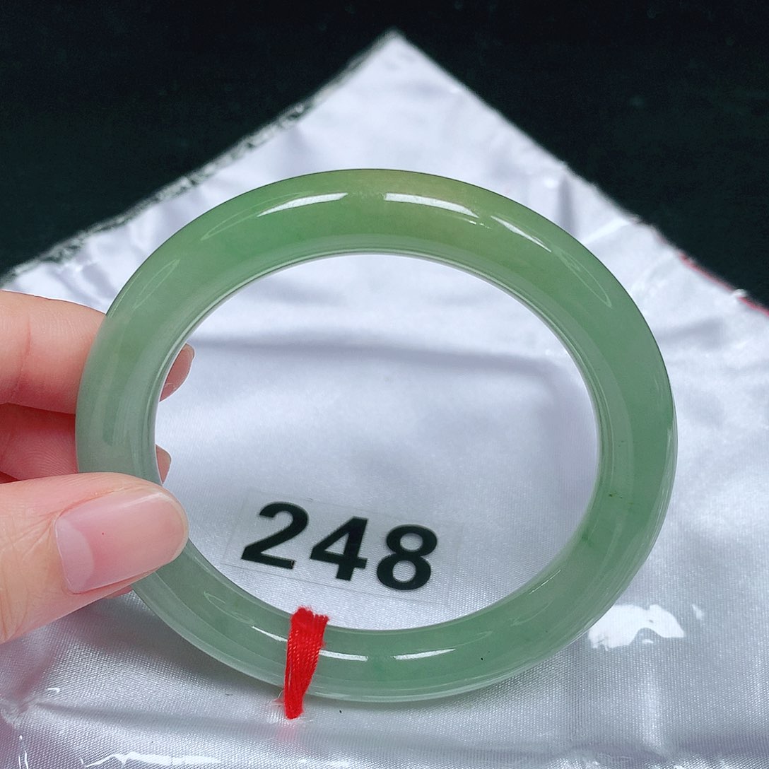 未镶嵌手镯（圆镯）翡翠