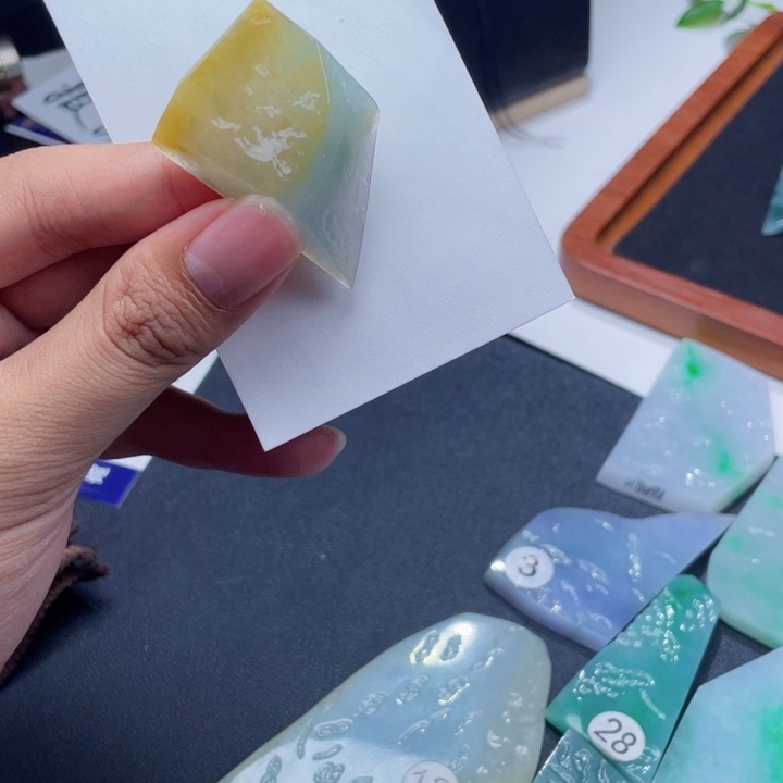 未镶嵌定制翡翠黄翡飘蓝花小挂件料