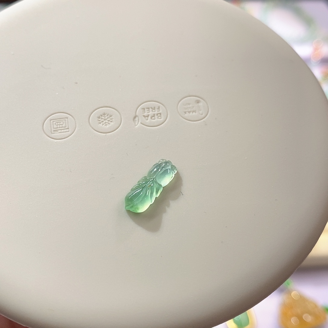 翡翠裸石冰绿金鱼