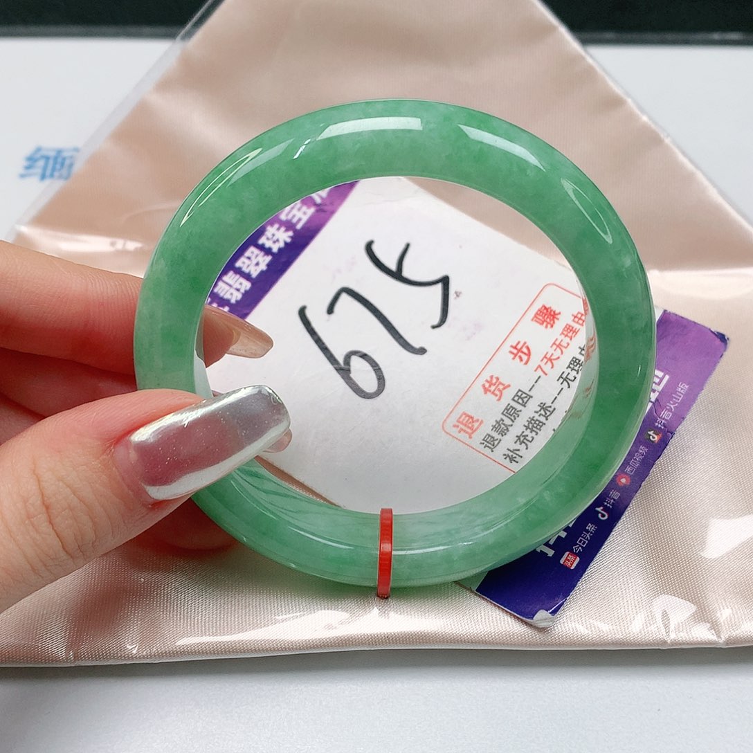 翡翠手镯未镶嵌翡翠手镯