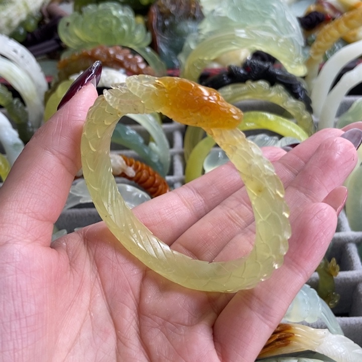 蛇纹石玉手镯未镶嵌