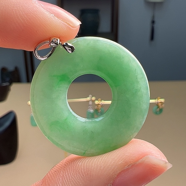 翡翠颈饰18K金镶嵌吊坠