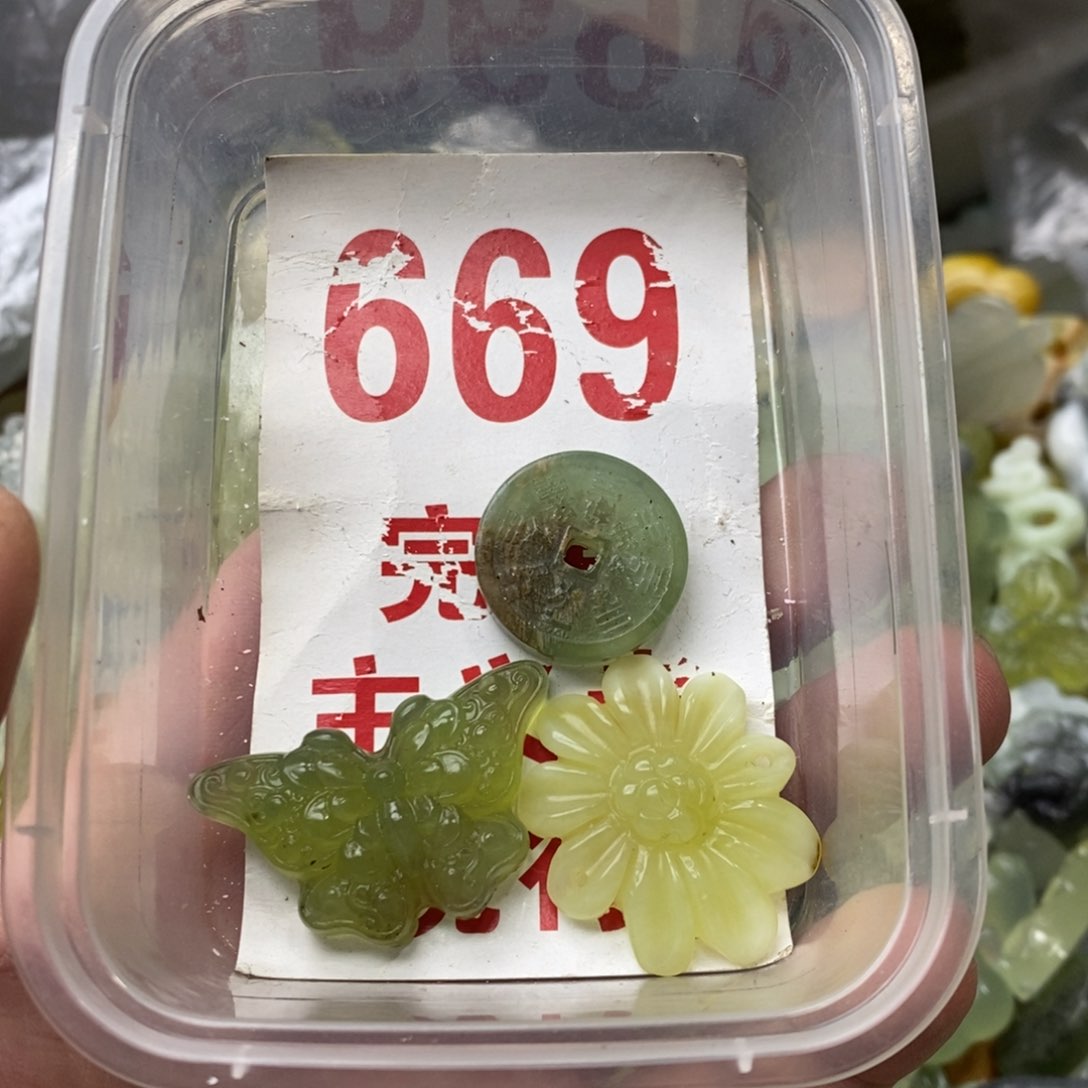 蛇纹石玉挂坠未镶嵌