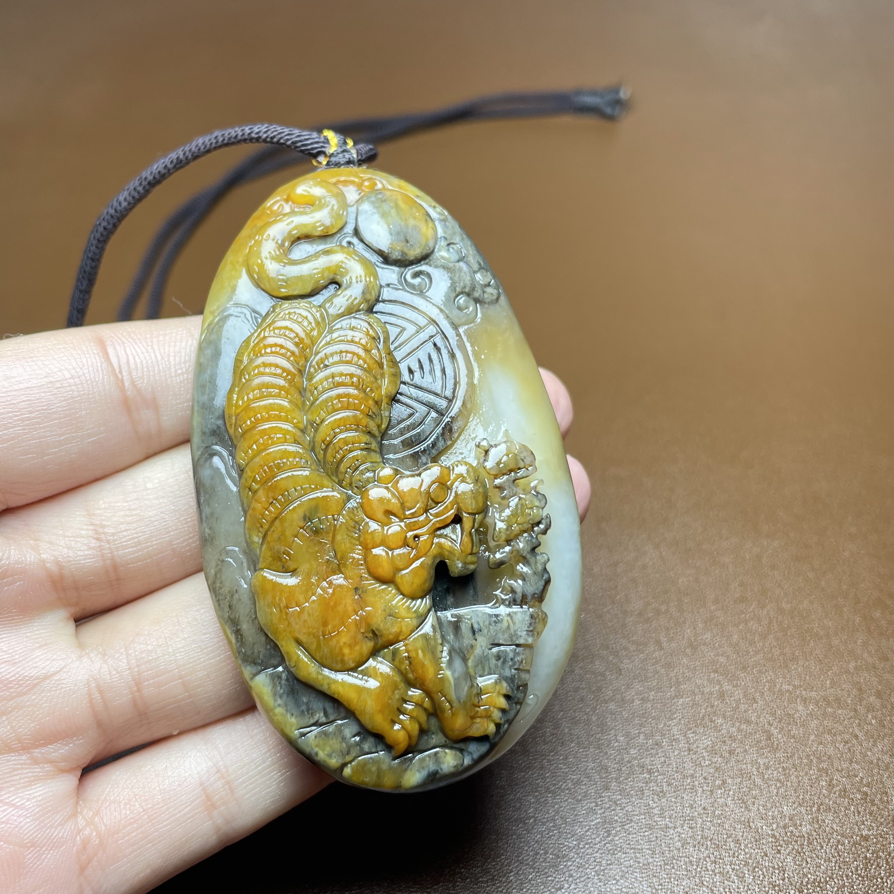  新疆和田玉老虎手把件 三色俄籽黄沁皮俏色巧雕