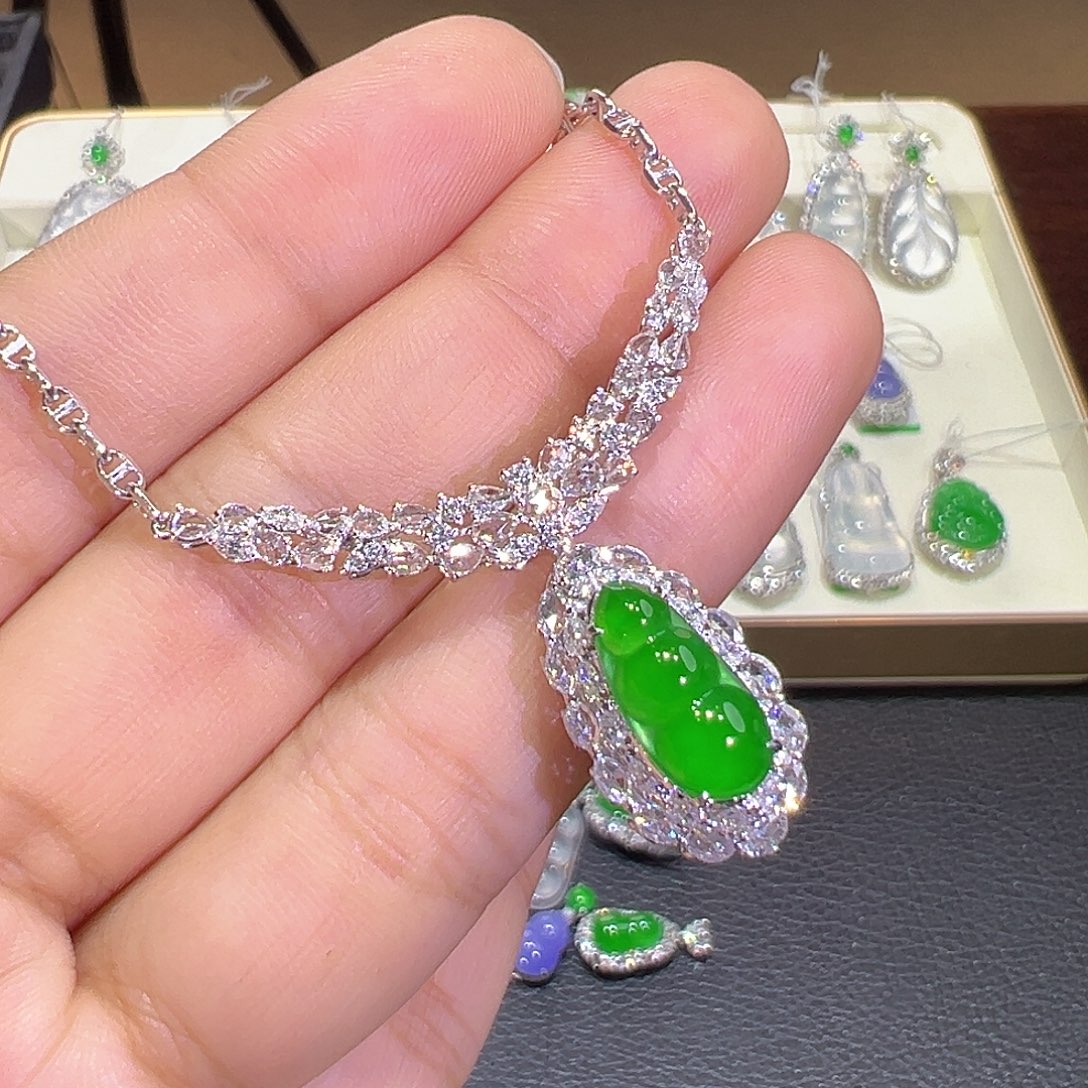 翡翠18K金镶嵌颈饰