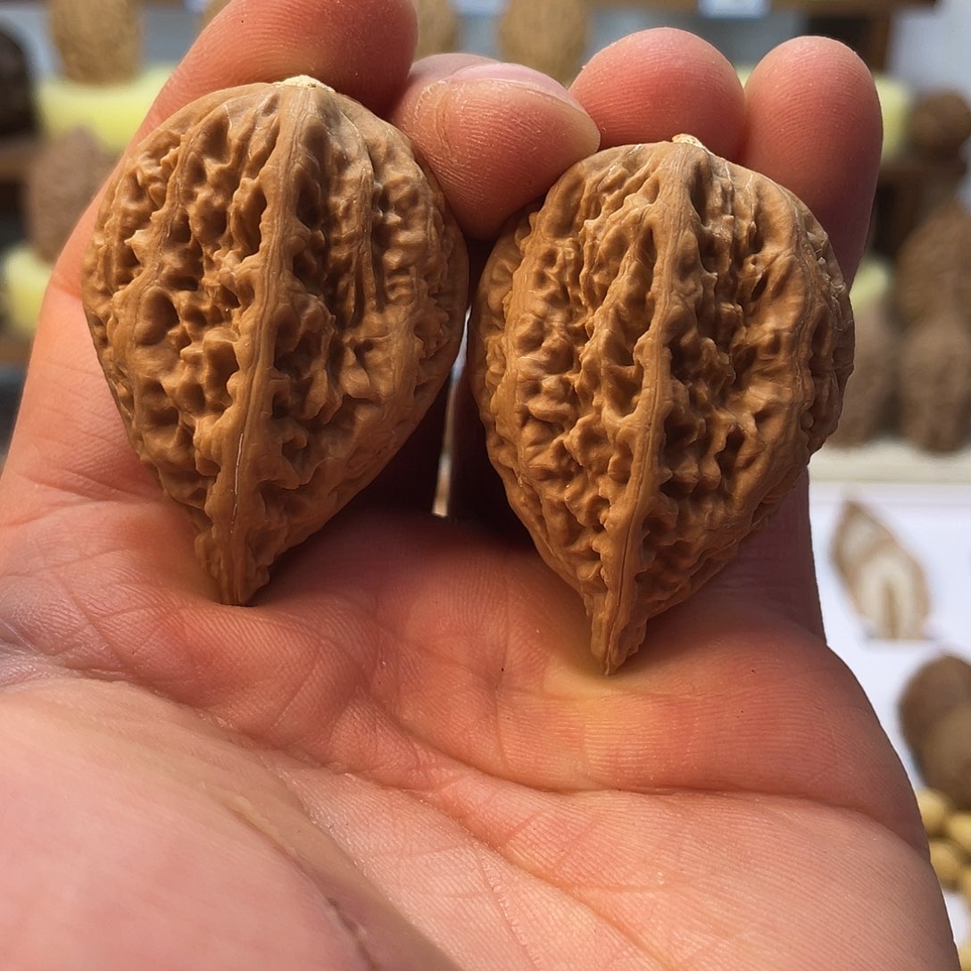 桃核吊坠密纹金梭子