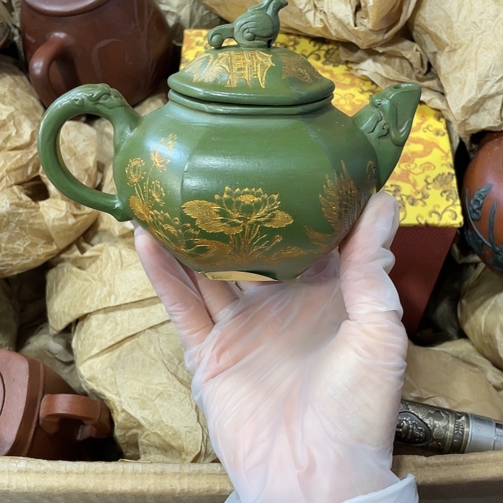 紫砂茶壶原矿泥料，手工制作的一把紫砂壶。