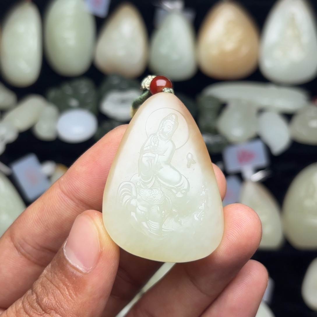 有***人和田玉未镶嵌颈饰