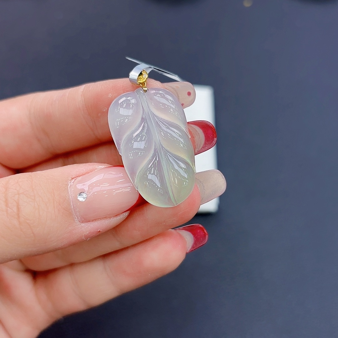 翡翠颈饰18K金镶嵌叶子吊坠