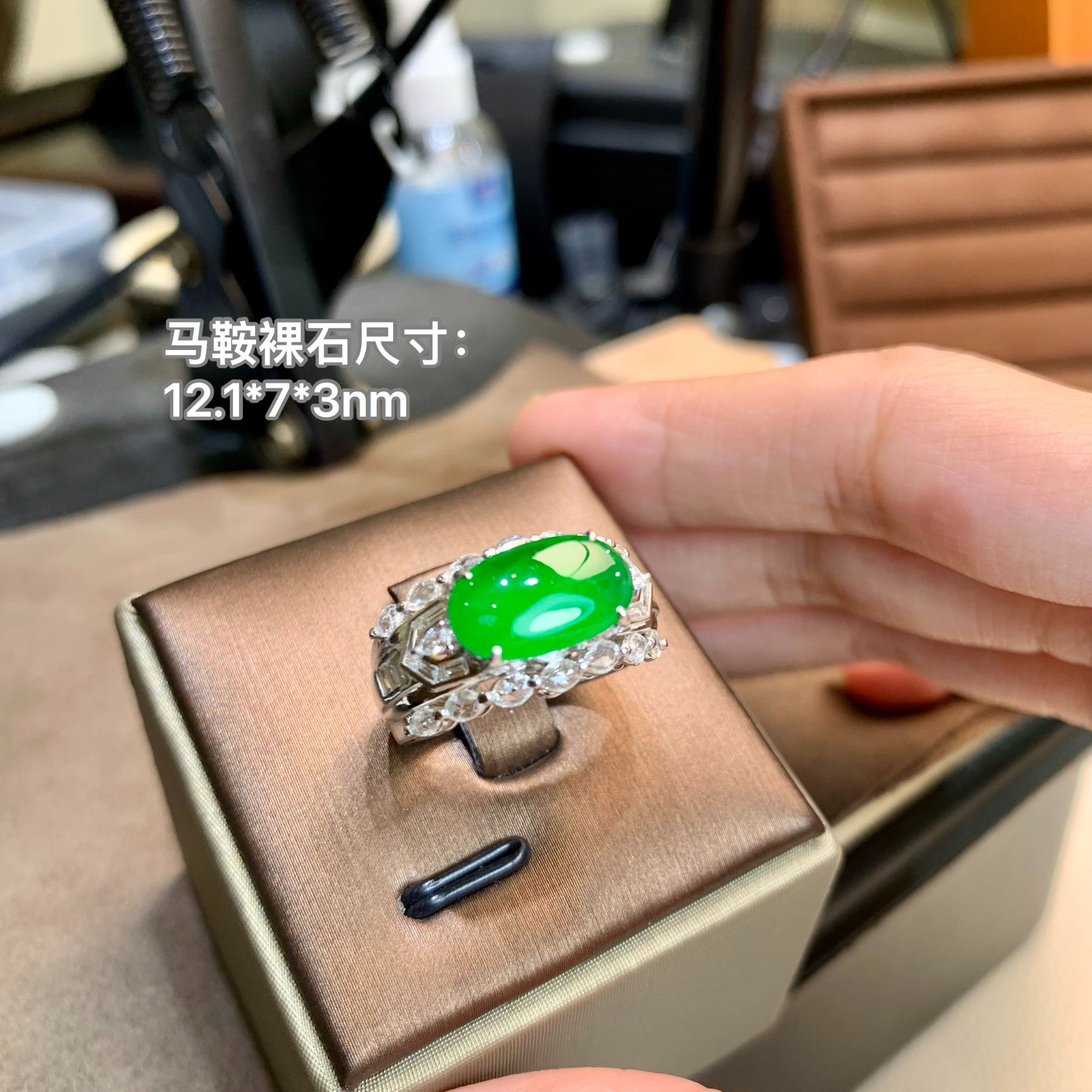 小帝王绿翡翠满色设计款戒指马鞍气质时尚绿色镶嵌满绿精美