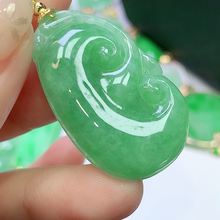 翡翠未镶嵌颈饰多样性发其一