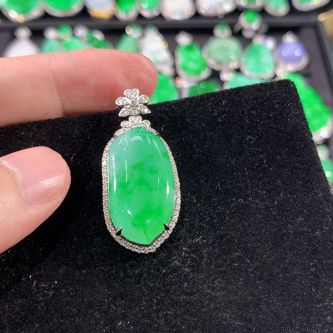 翡翠18K金镶嵌颈饰