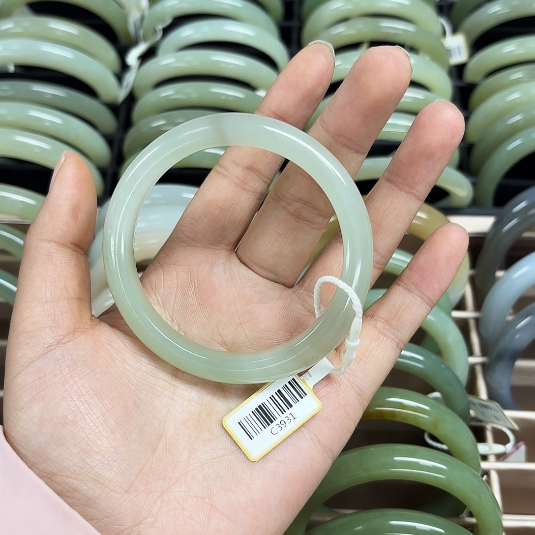 和田玉手镯未镶嵌熊****楠