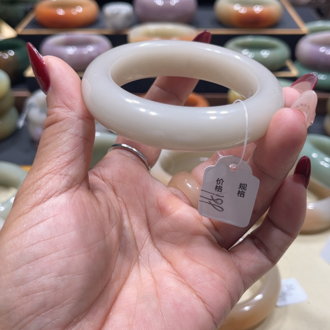 未镶嵌手镯石英岩玉