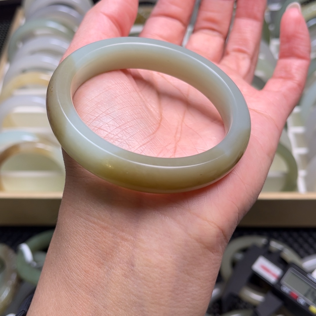 和田玉未镶嵌手镯54.5圈