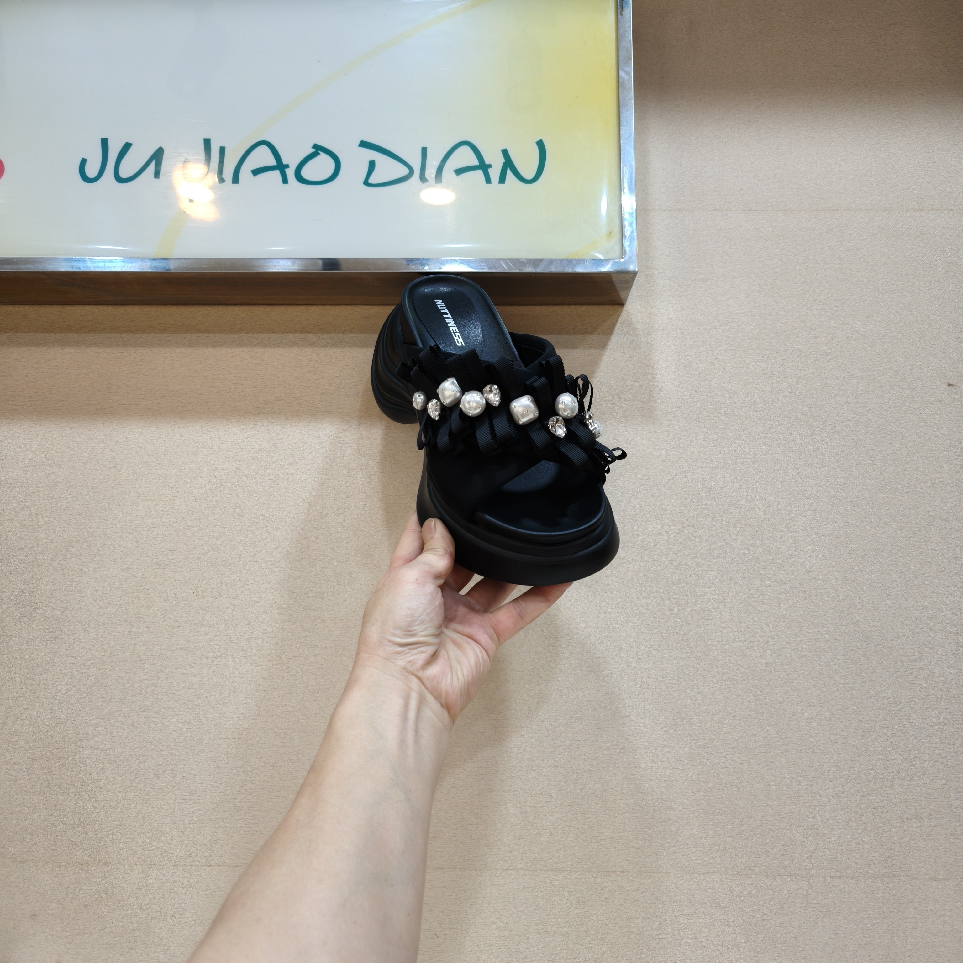 欧货女鞋2025夏季新款松糕厚底交叉带水钻蝴蝶结露趾外穿一字拖女