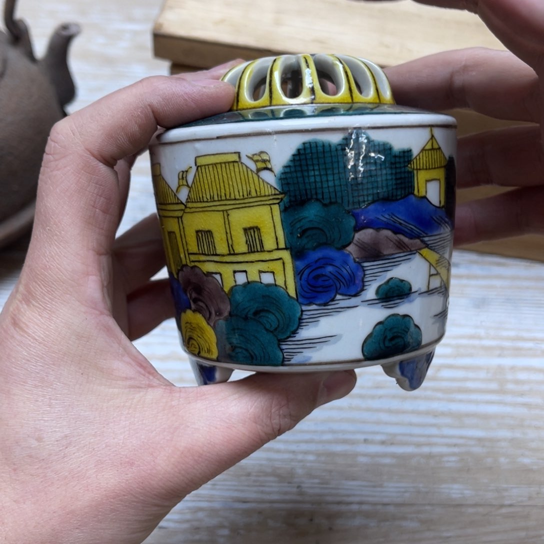 瓷片九**云密密麻麻地排列着一个