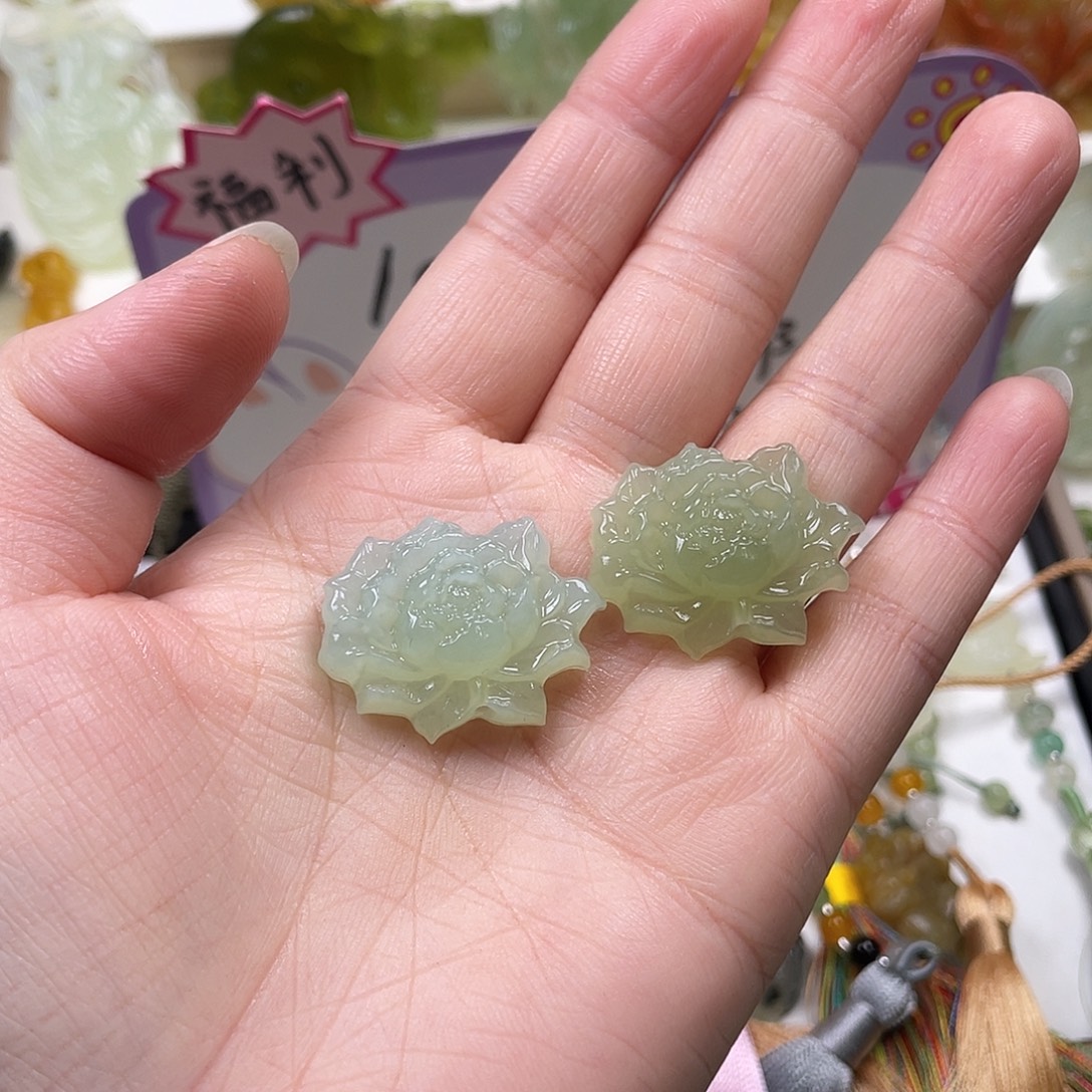 于***笑蛇纹石玉未镶嵌颈饰